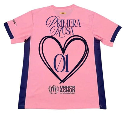 FC BARCELONA x OMAR COURTZ CAMISETA PRIMERA MUSA